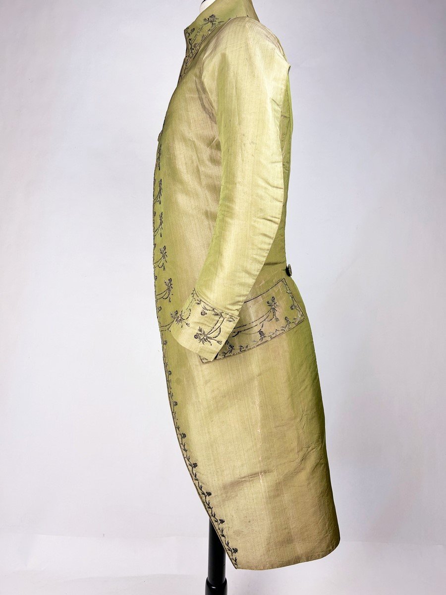 Un Habit Paré En Taffetas Changeant Brodé De Cannetilles Et Clinquants, Période Louis XVI-photo-4