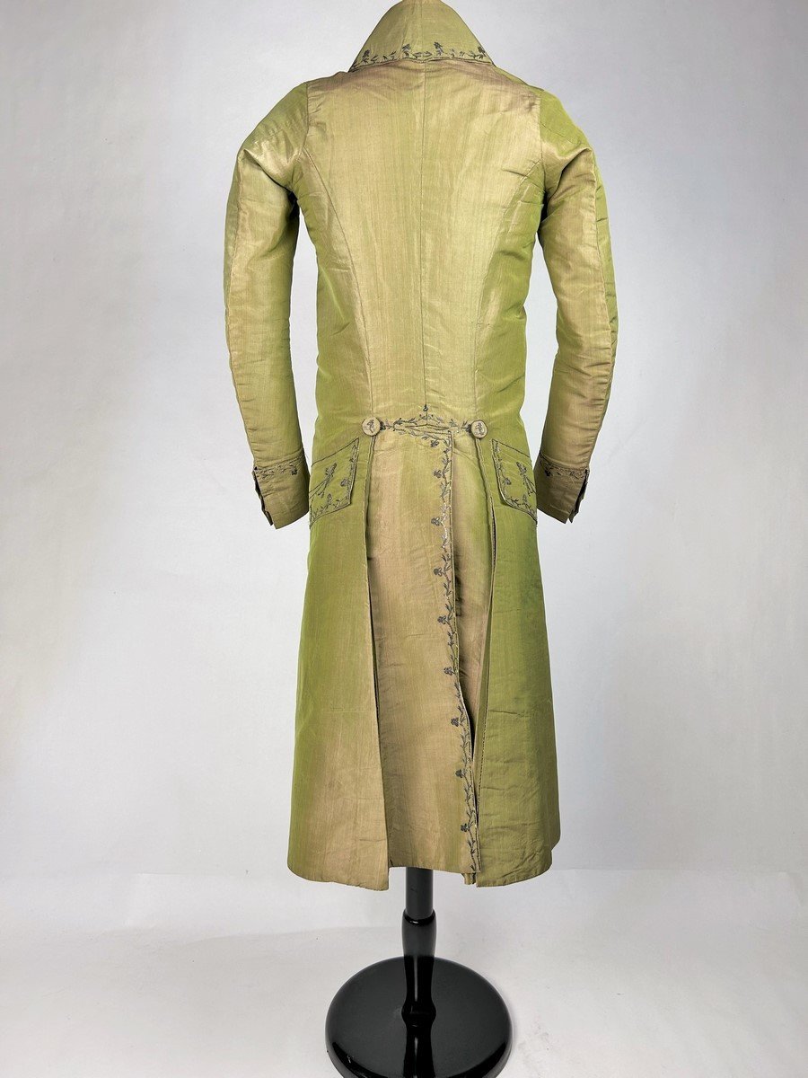 Un Habit Paré En Taffetas Changeant Brodé De Cannetilles Et Clinquants, Période Louis XVI-photo-5