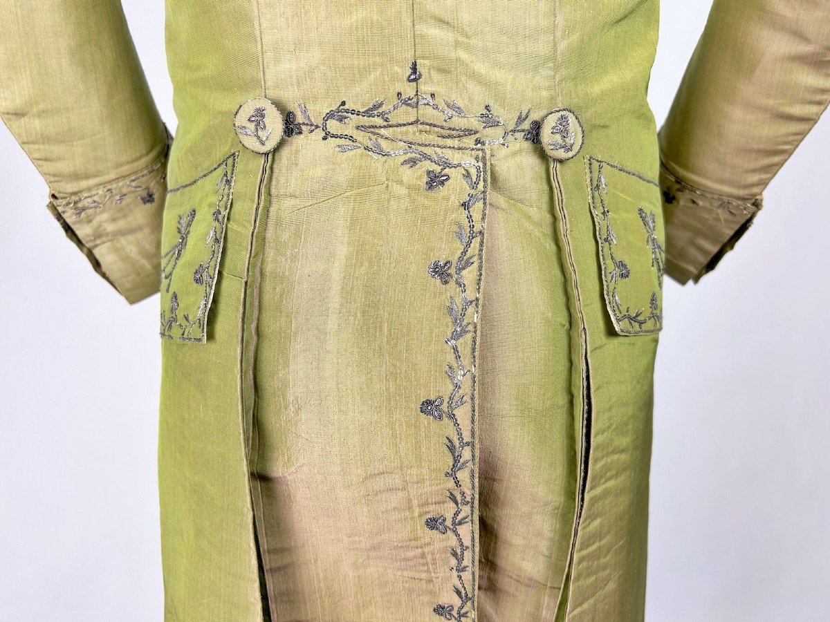 Un Habit Paré En Taffetas Changeant Brodé De Cannetilles Et Clinquants, Période Louis XVI-photo-6