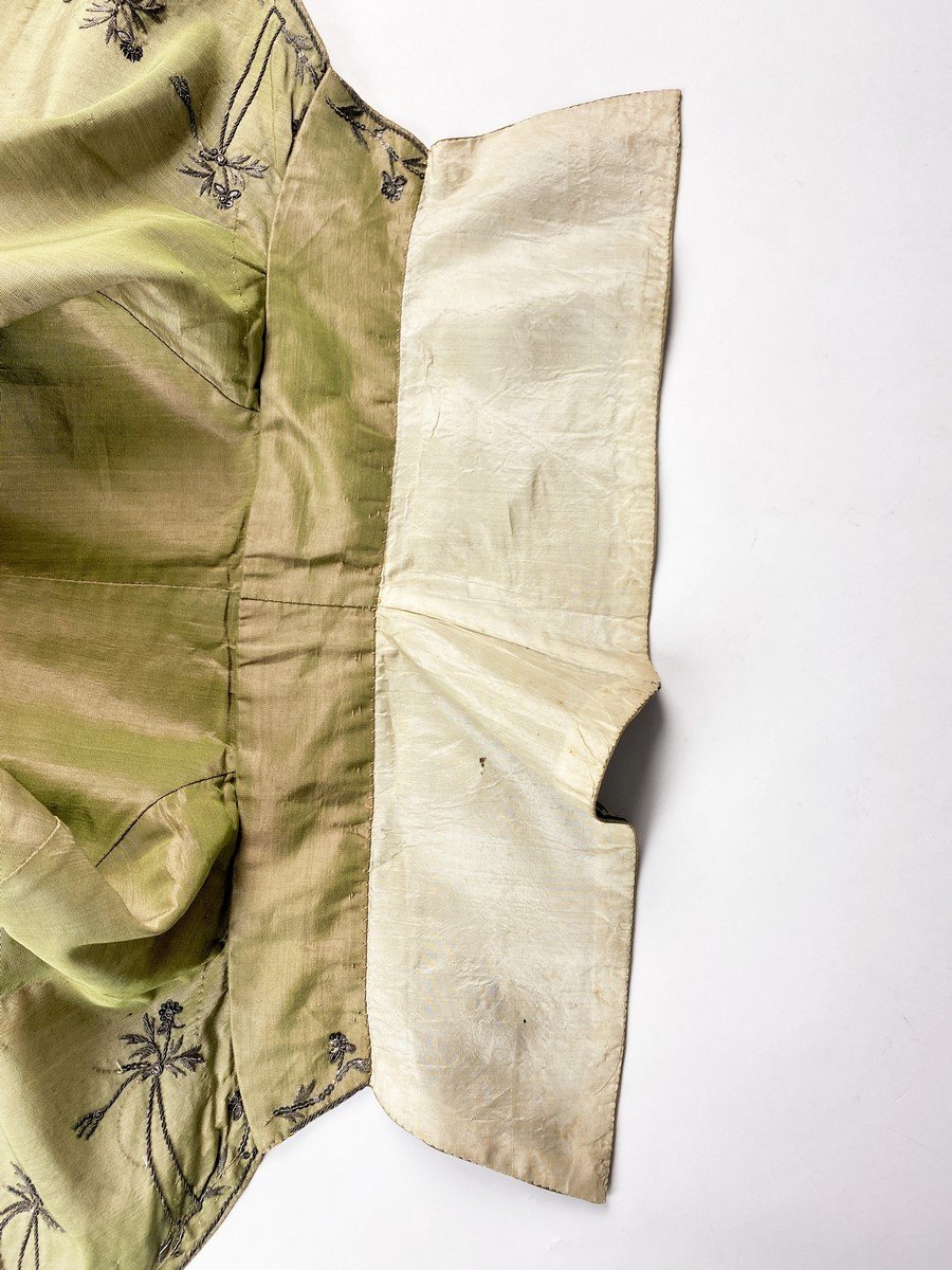 Un Habit Paré En Taffetas Changeant Brodé De Cannetilles Et Clinquants, Période Louis XVI-photo-8