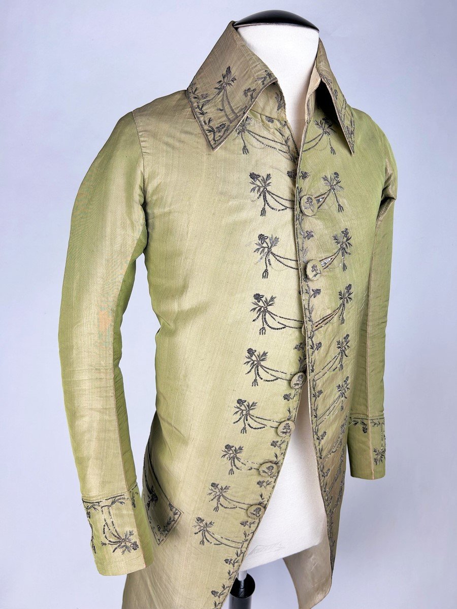 Un Habit Paré En Taffetas Changeant Brodé De Cannetilles Et Clinquants, Période Louis XVI