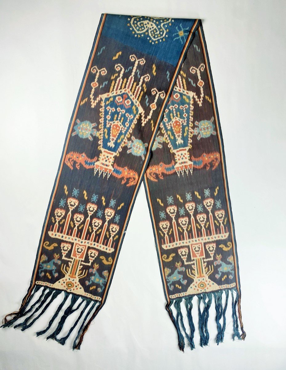 Ikat Ceremonial Shawl - Hinggi Sumba - Indonesia Circa 1920-photo-3