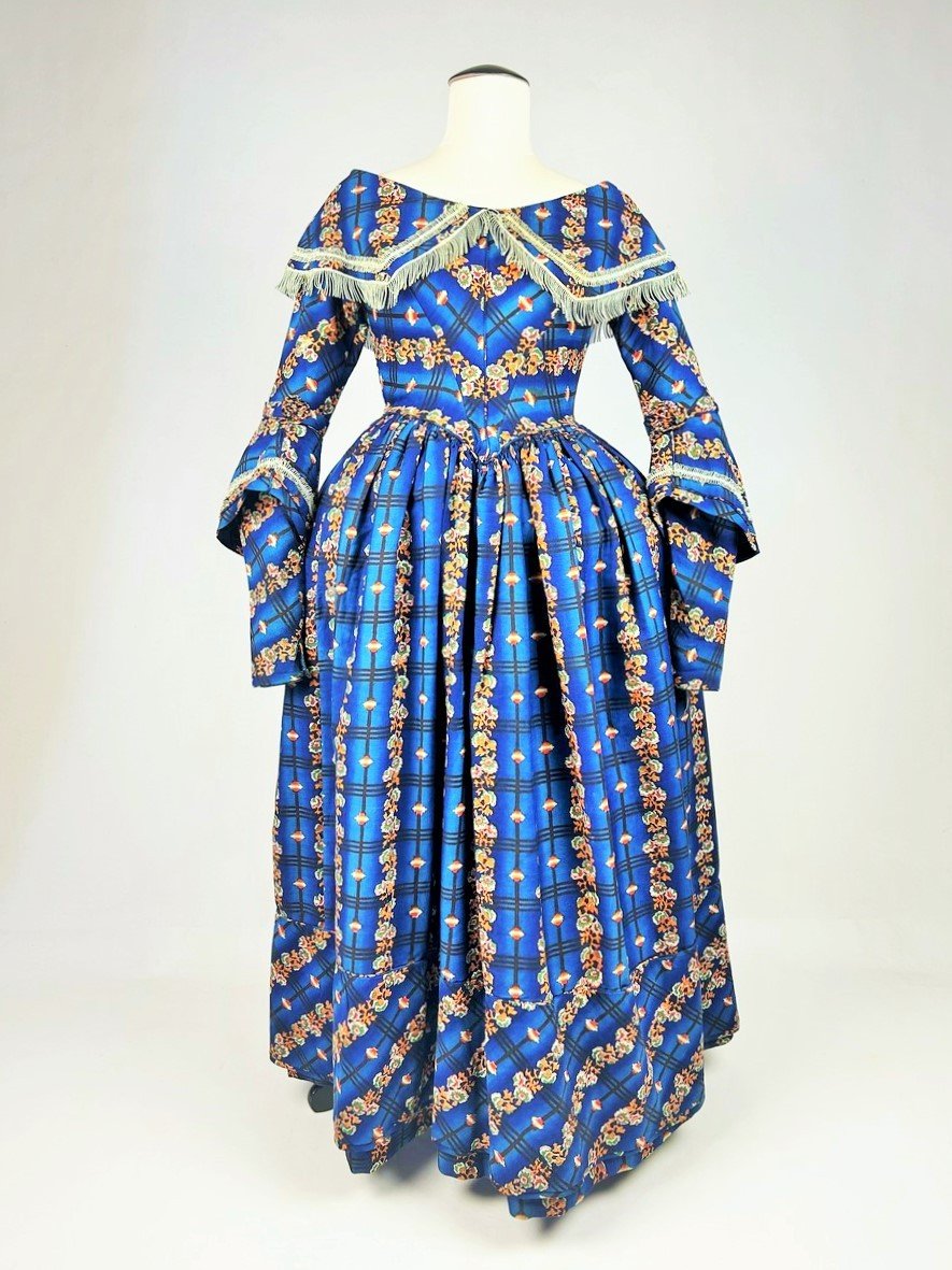 Robe De Jour En étamine De Laine Ombrée Et Imprimée De Roses - Angleterre Circa 1840
