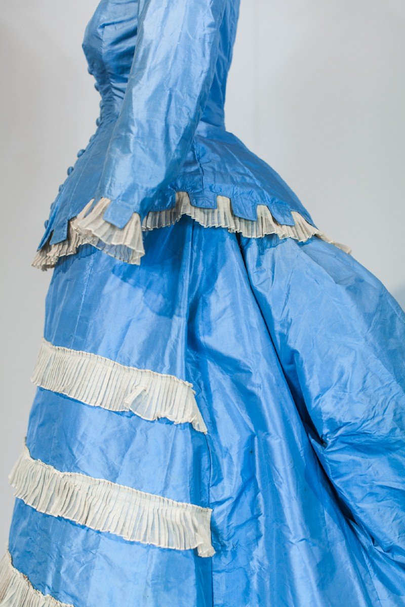 Robe De Jour à La Grecque à Tournure Et Pouf En Taffetas Bleu Ciel Et Tarlatane France C. 1875-photo-2