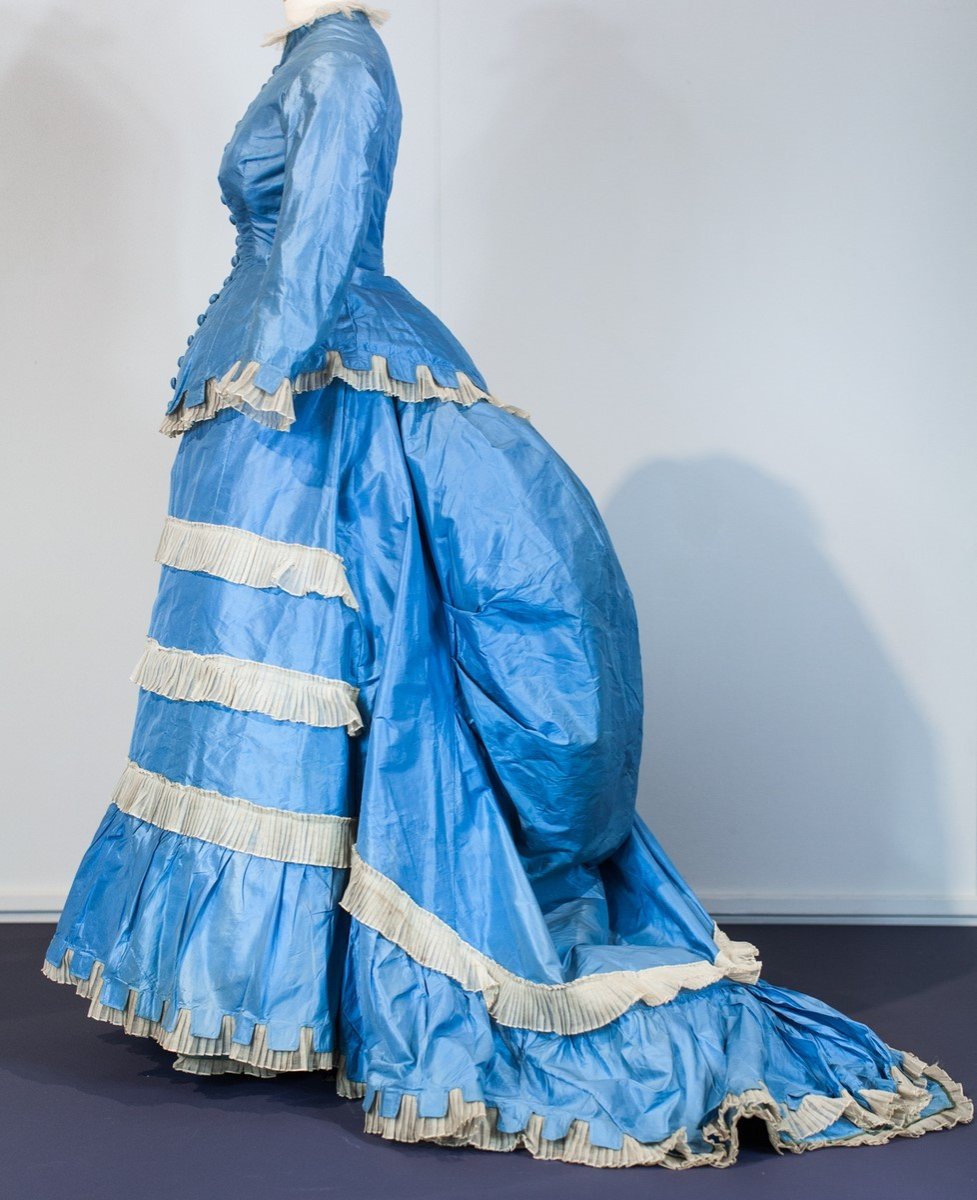 Robe De Jour à La Grecque à Tournure Et Pouf En Taffetas Bleu Ciel Et Tarlatane France C. 1875-photo-3