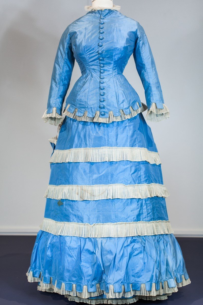Robe De Jour à La Grecque à Tournure Et Pouf En Taffetas Bleu Ciel Et Tarlatane France C. 1875-photo-4