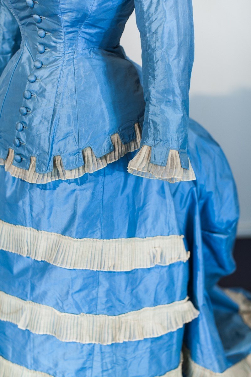 Robe De Jour à La Grecque à Tournure Et Pouf En Taffetas Bleu Ciel Et Tarlatane France C. 1875-photo-6