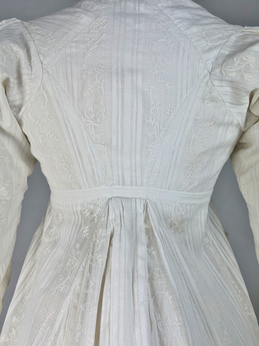 Marvelous Shirt Dress In Indian Embroidered Muslin - France Circa 1790-1800 -photo-7