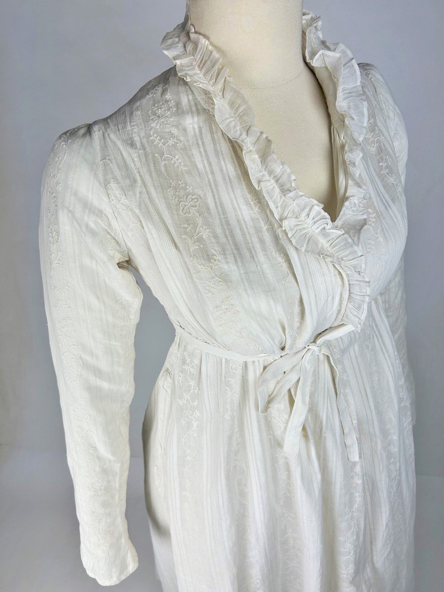 Marvelous Shirt Dress In Indian Embroidered Muslin - France Circa 1790-1800 