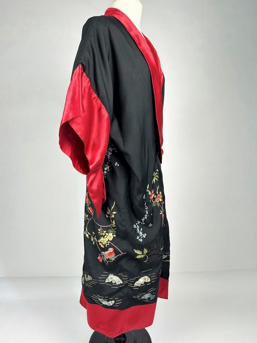 Kimono For The Evening In Taffeta Embroidered With Chinoiserie - France Circa 1930-photo-1