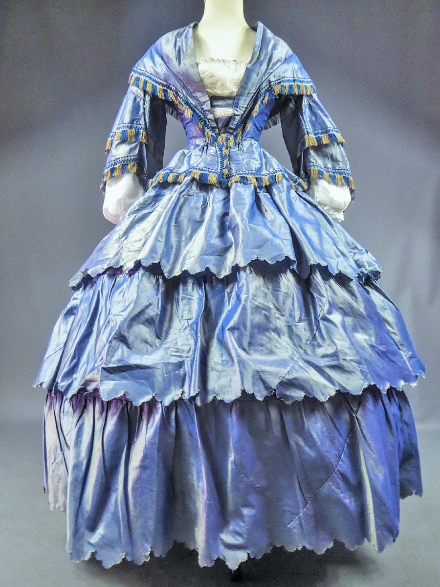 Day Dress With Large Crinoline In Changing Taffeta - France Circa 1855.-photo-3