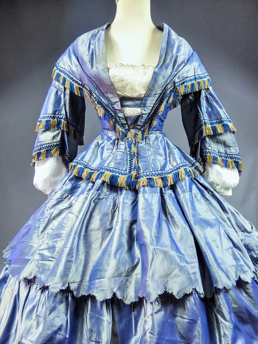 Day Dress With Large Crinoline In Changing Taffeta - France Circa 1855.-photo-4