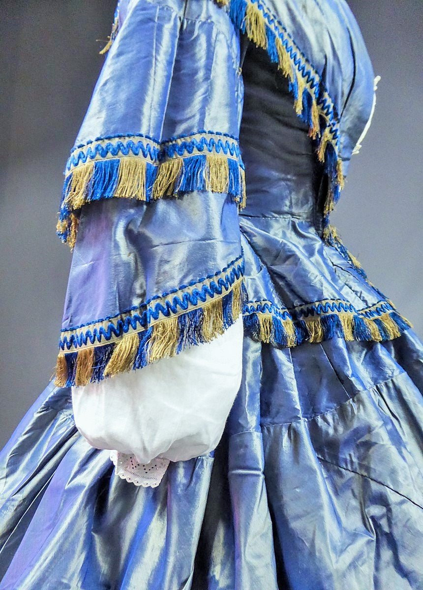 Day Dress With Large Crinoline In Changing Taffeta - France Circa 1855.-photo-3