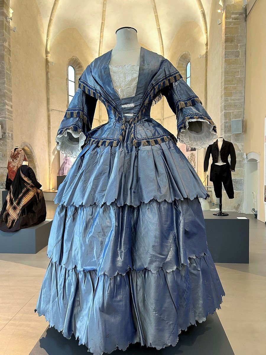Day Dress With Large Crinoline In Changing Taffeta - France Circa 1855.-photo-6
