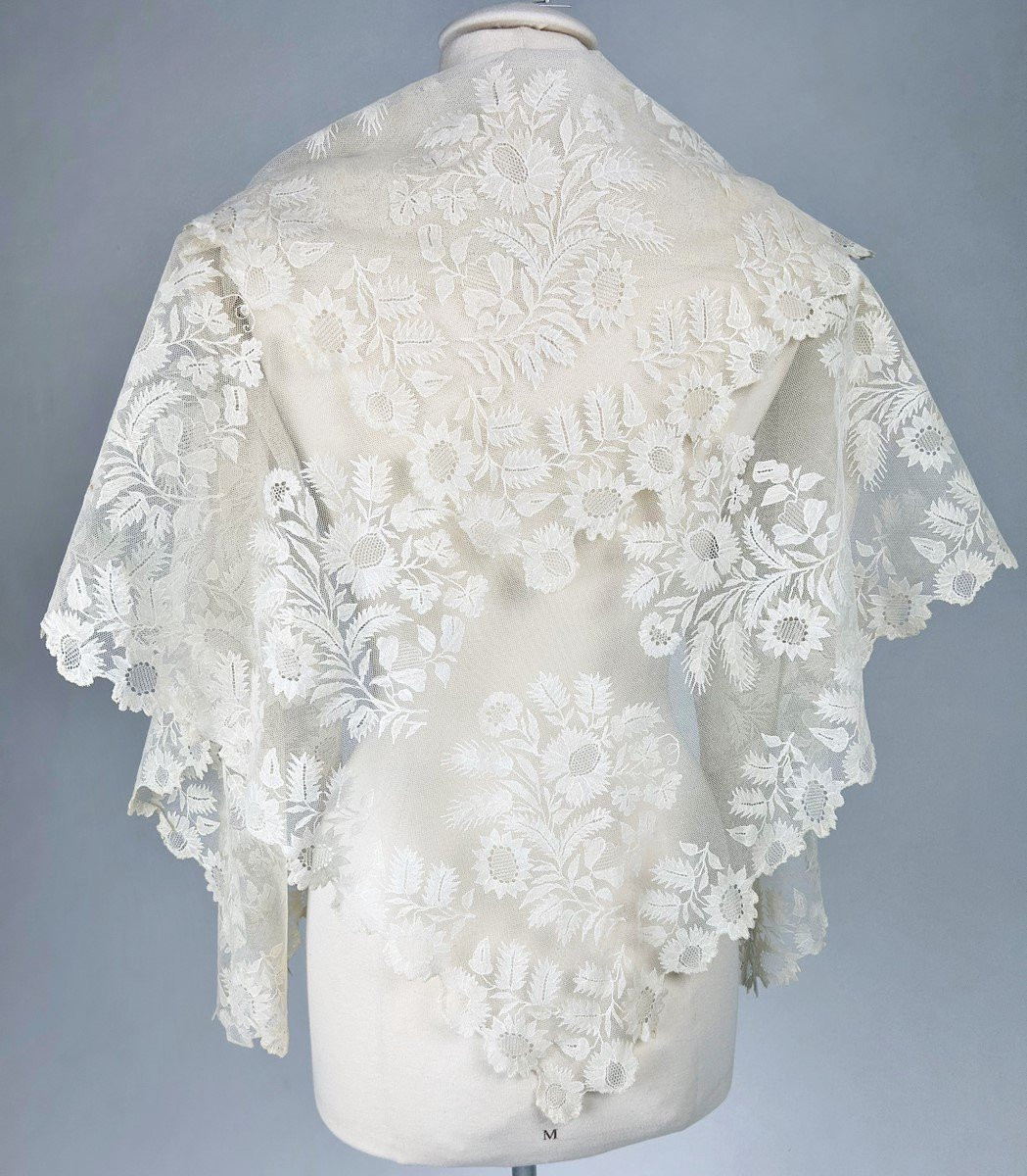 Grand Fichu De Cérémonie En Tulle Brodé Au Sarci - France Provence Circa 1830-photo-2
