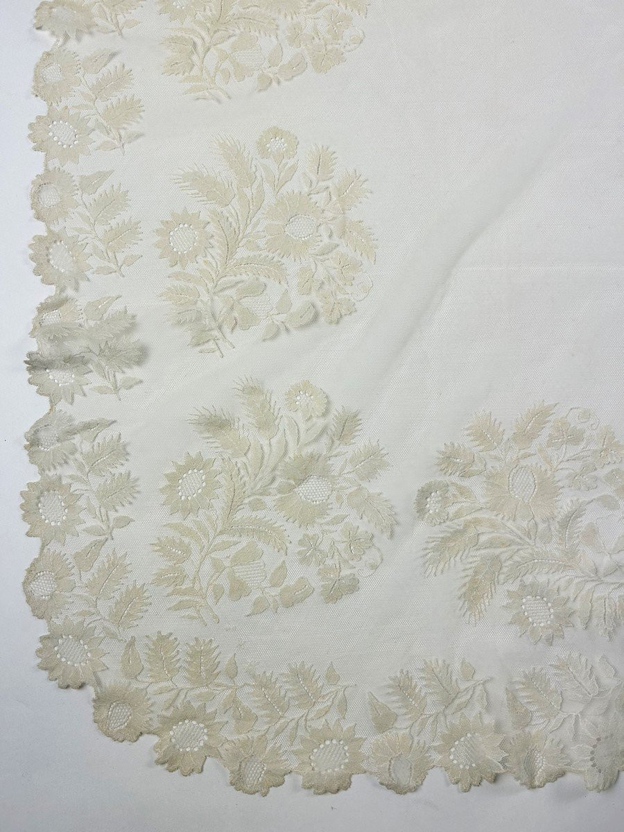 Grand Fichu De Cérémonie En Tulle Brodé Au Sarci - France Provence Circa 1830-photo-7