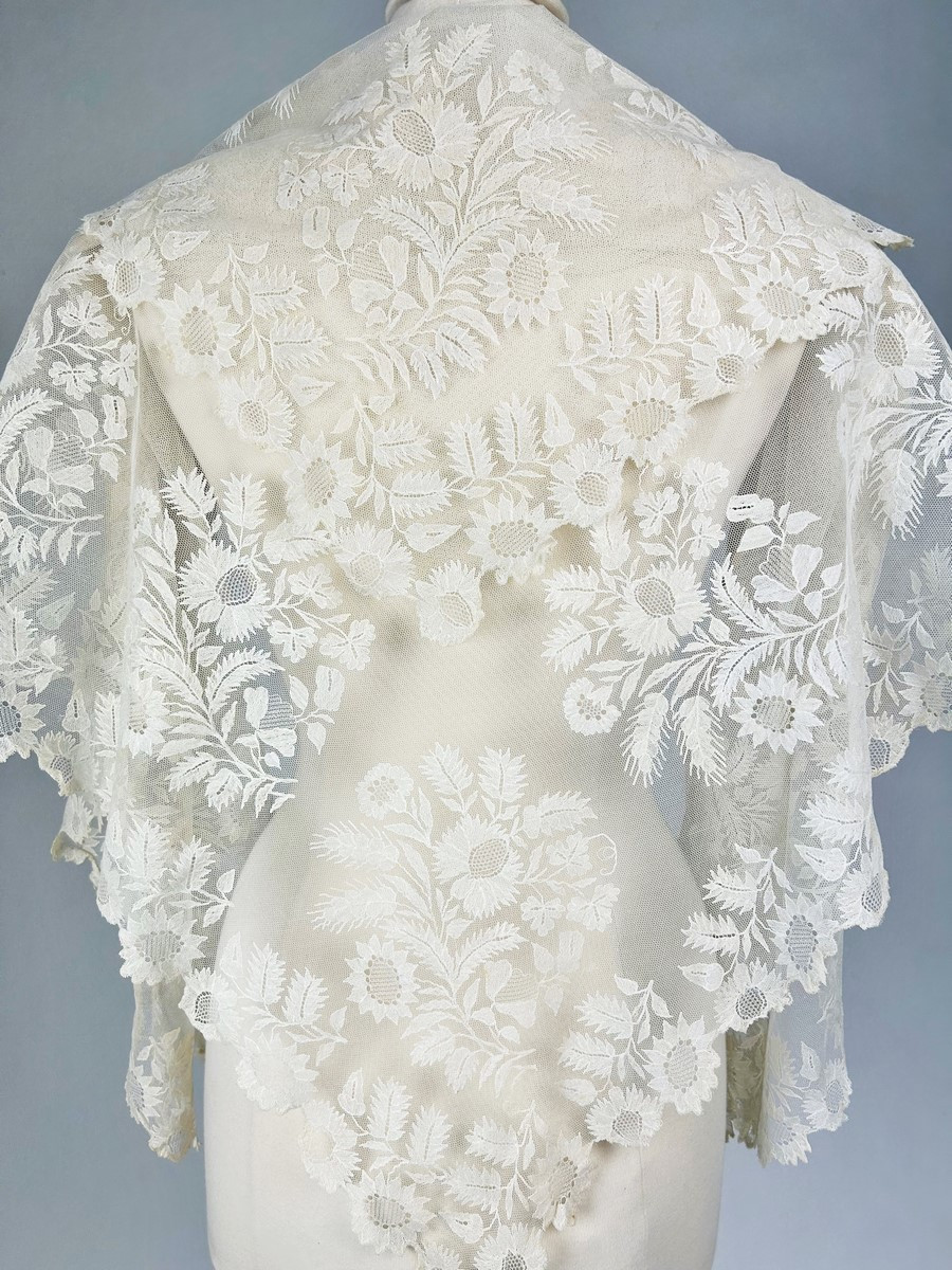 Grand Fichu De Cérémonie En Tulle Brodé Au Sarci - France Provence Circa 1830