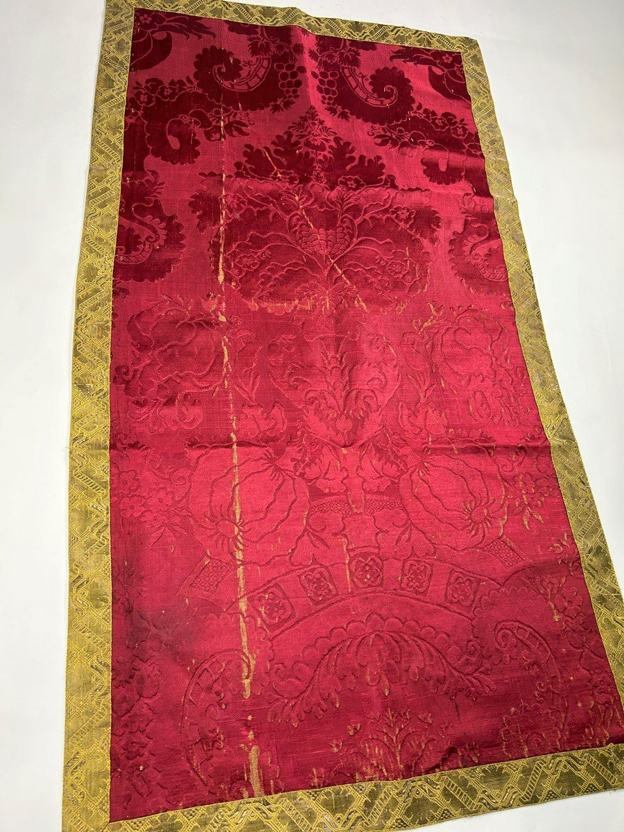 Small Crimson Brocatelle Table Mat With Large Decoration - France Or Italy, Late 17th Century -photo-2