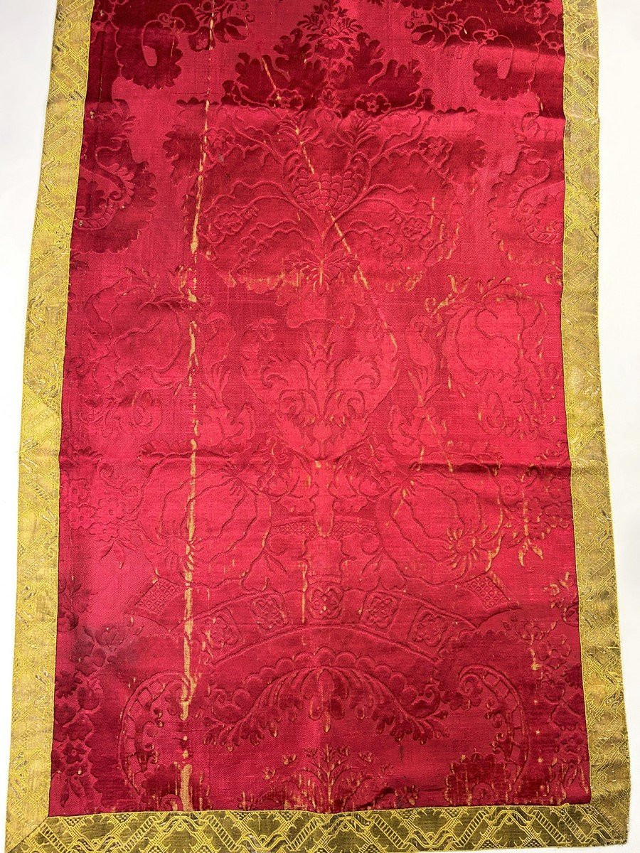 Small Crimson Brocatelle Table Mat With Large Decoration - France Or Italy, Late 17th Century -photo-3