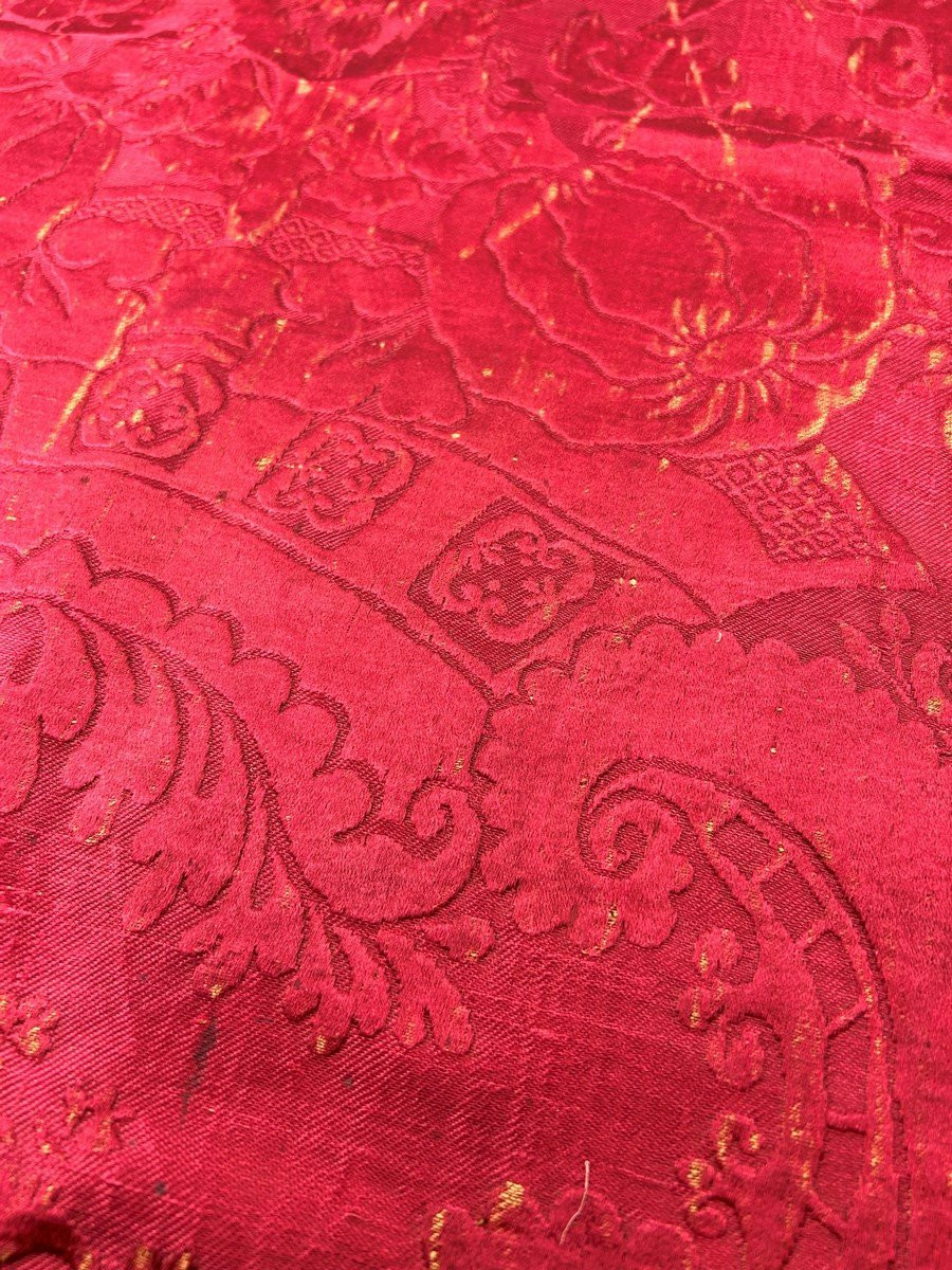 Small Crimson Brocatelle Table Mat With Large Decoration - France Or Italy, Late 17th Century -photo-1