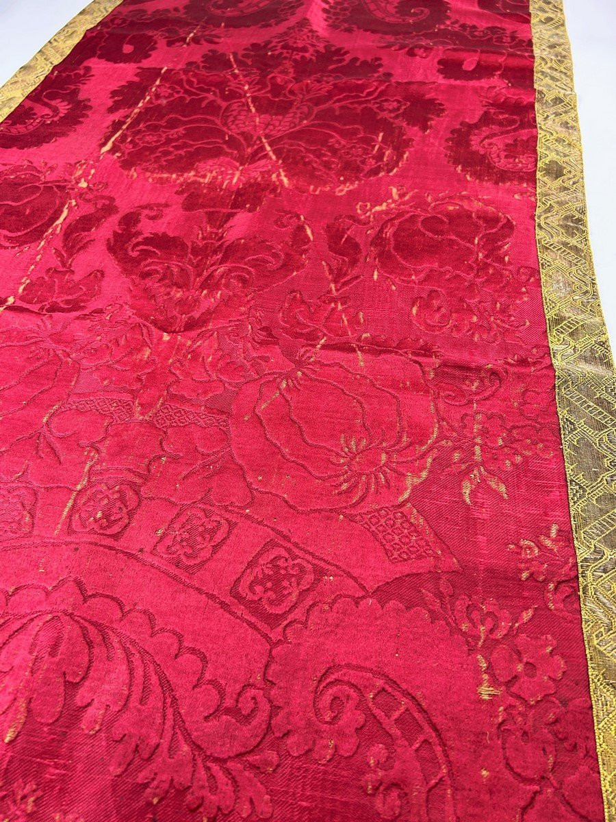 Small Crimson Brocatelle Table Mat With Large Decoration - France Or Italy, Late 17th Century -photo-2