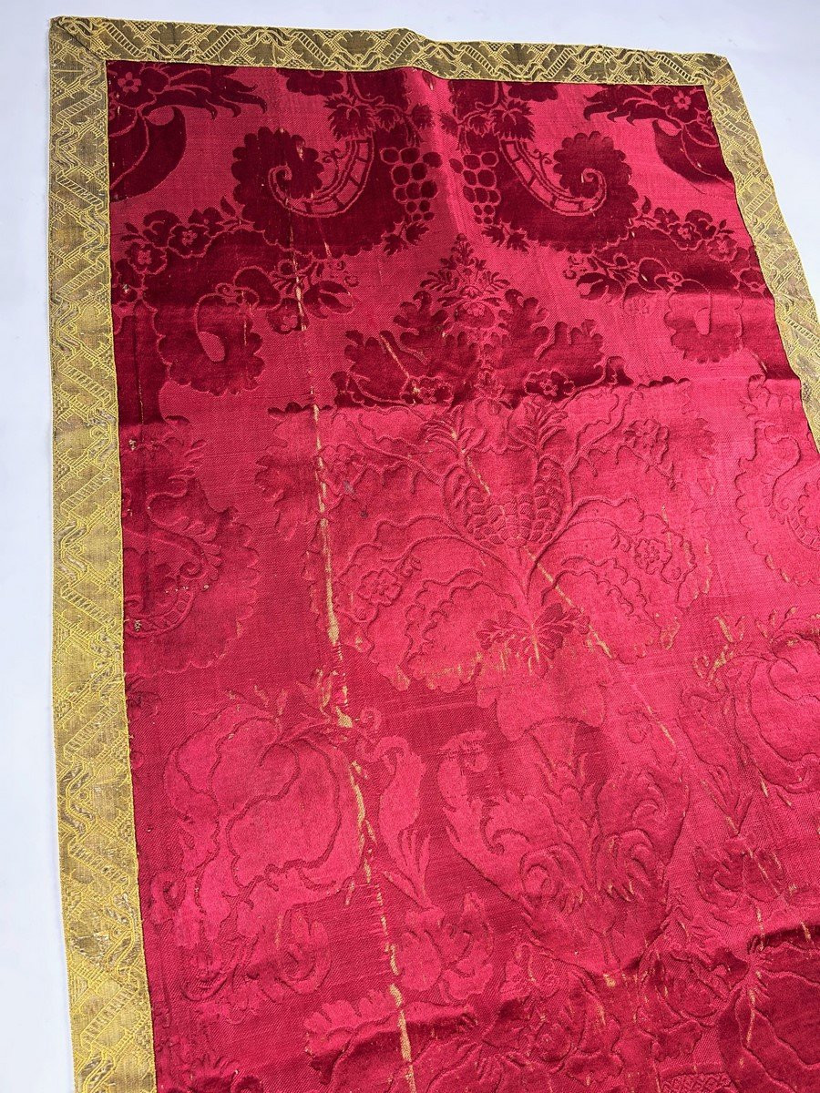 Small Crimson Brocatelle Table Mat With Large Decoration - France Or Italy, Late 17th Century -photo-3