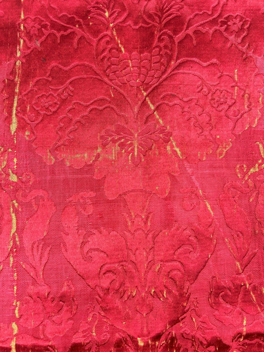 Small Crimson Brocatelle Table Mat With Large Decoration - France Or Italy, Late 17th Century -photo-5