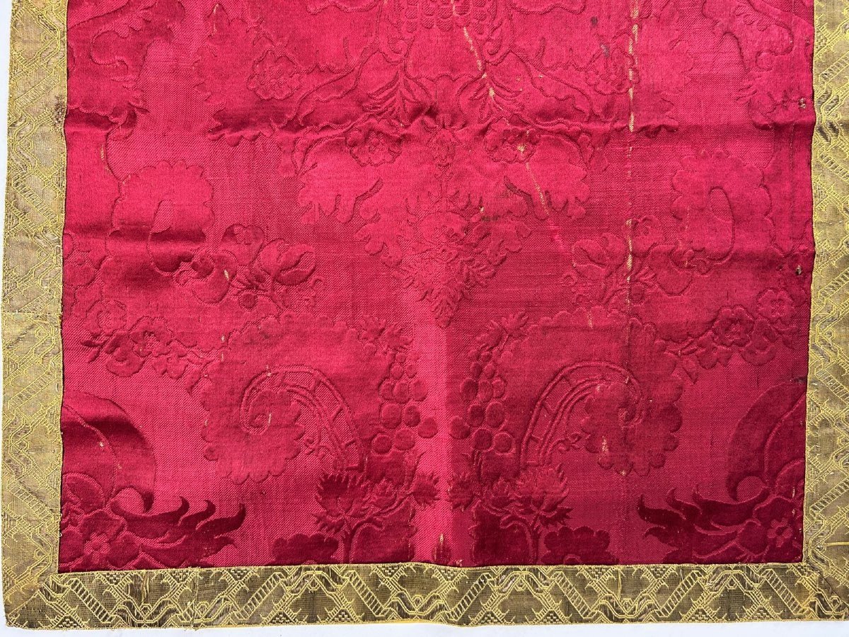 Small Crimson Brocatelle Table Mat With Large Decoration - France Or Italy, Late 17th Century -photo-6