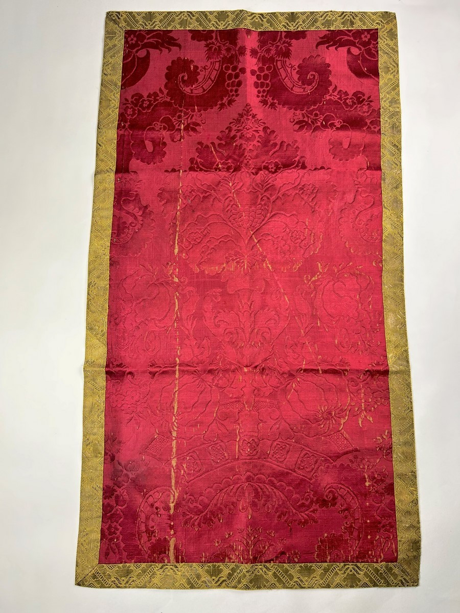 Small Crimson Brocatelle Table Mat With Large Decoration - France Or Italy, Late 17th Century 