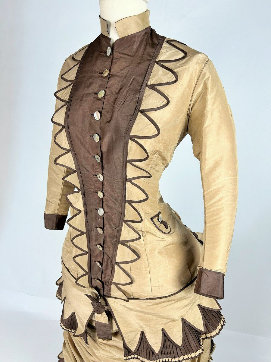 City Dress With Bustier In Taffeta And Crenellated Pleated Falbalas - United States Circa 1885-photo-2