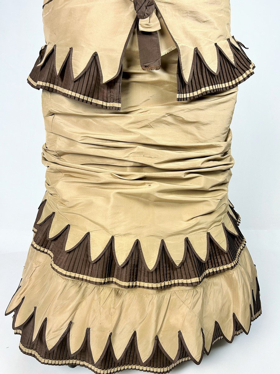 City Dress With Bustier In Taffeta And Crenellated Pleated Falbalas - United States Circa 1885-photo-3