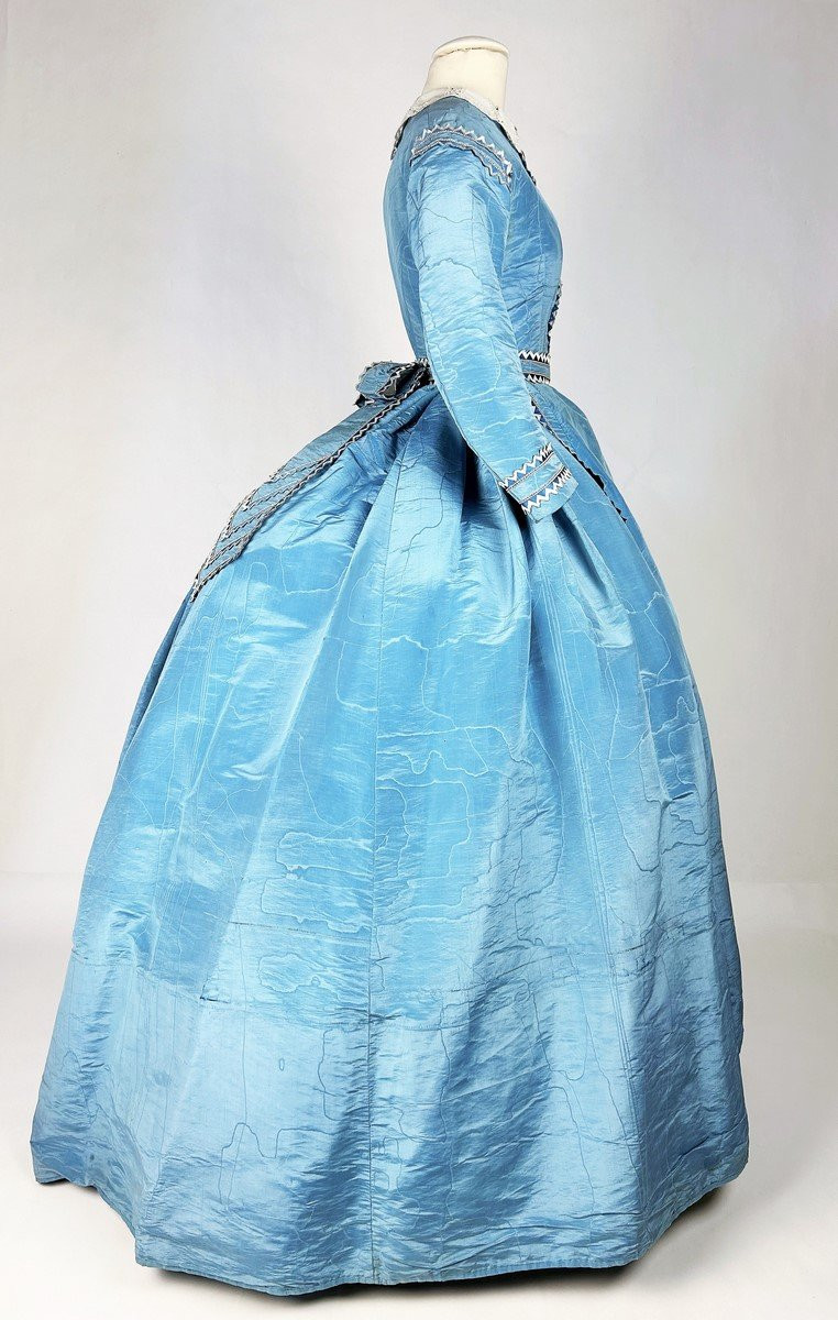 Robe De Visite à Grand Crinoline En Faille Moirée Bleu-ciel Et Décor à La Grecque Circa 1865-photo-2