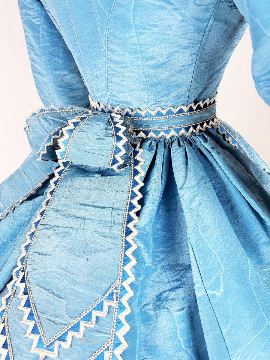 Robe De Visite à Grand Crinoline En Faille Moirée Bleu-ciel Et Décor à La Grecque Circa 1865-photo-4