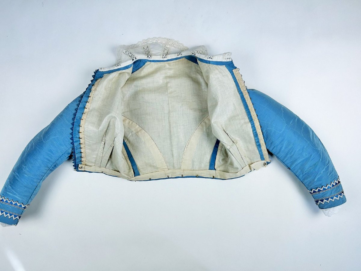 Robe De Visite à Grand Crinoline En Faille Moirée Bleu-ciel Et Décor à La Grecque Circa 1865-photo-7