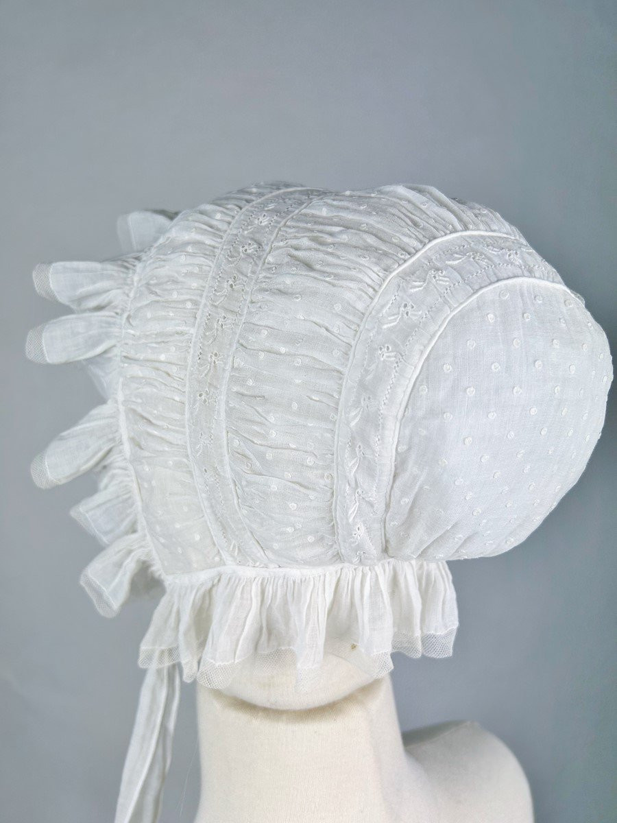 Coiffe en mousseline de coton brodée au plumetis - France Circa 1810/1840-photo-4