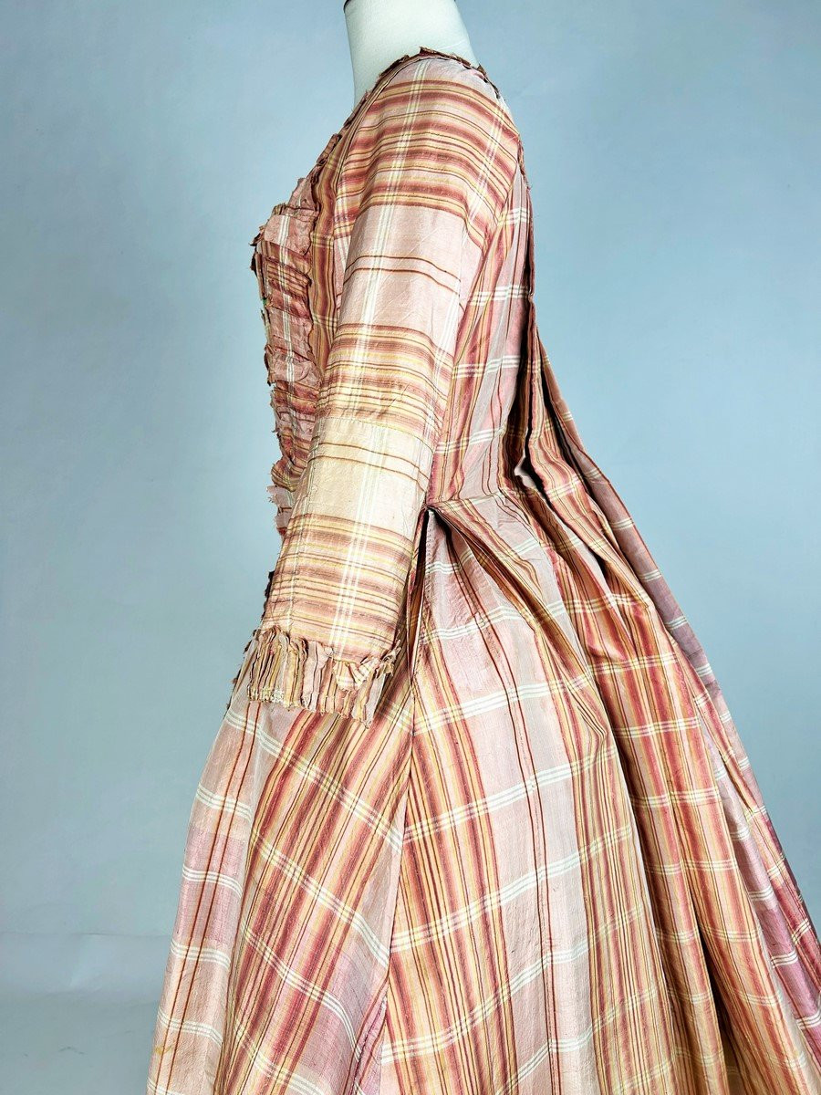 French Dress In Taffeta And Indian Fabric – Provence Circa 1785-photo-2