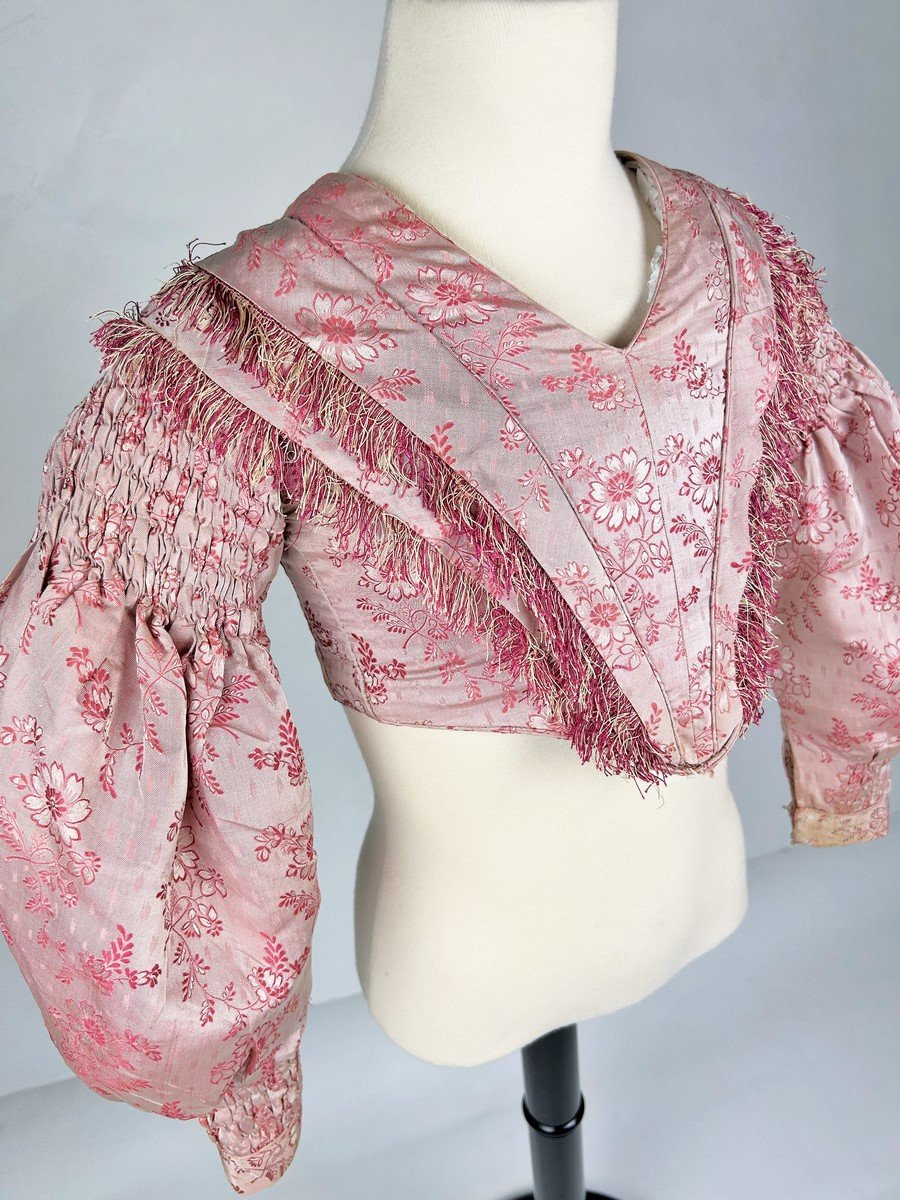 Corsage de fillette en façonné de soie rose Circa 1850-photo-3
