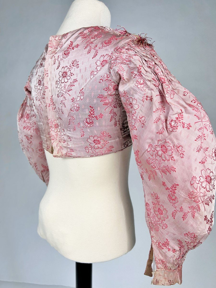 Corsage de fillette en façonné de soie rose Circa 1850-photo-3