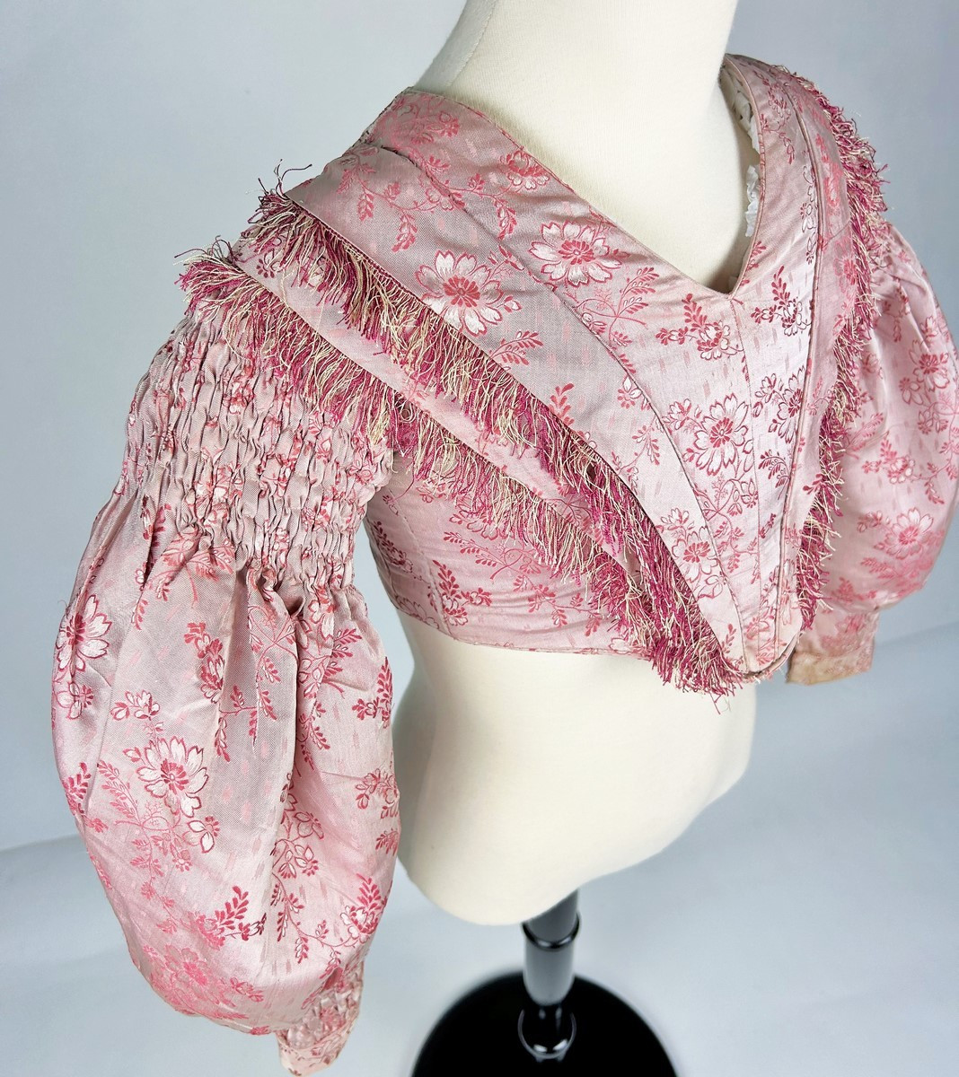 Corsage de fillette en façonné de soie rose Circa 1850