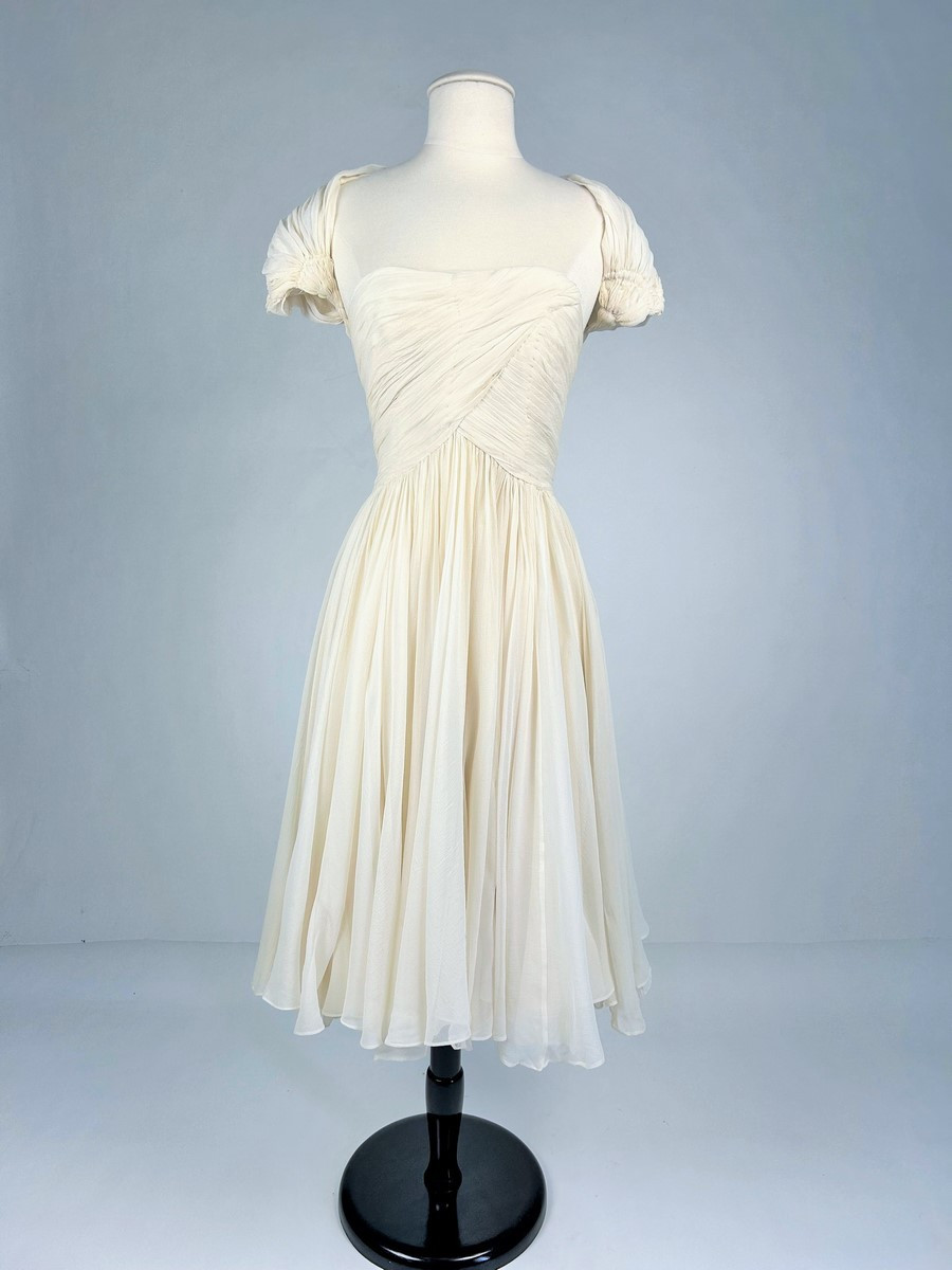 Robe de fête ou de cérémonie en crêpe de soie blanc cassé - France Circa 1970-photo-3