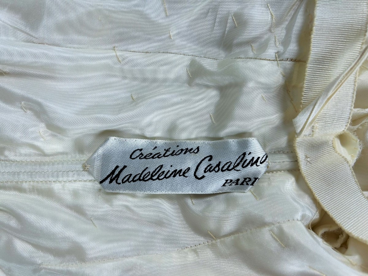 Robe de fête ou de cérémonie en crêpe de soie blanc cassé - France Circa 1970-photo-2