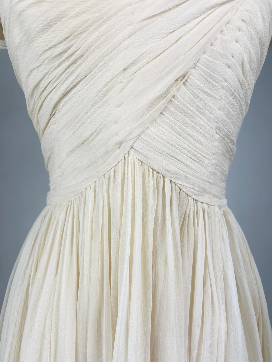 Robe de fête ou de cérémonie en crêpe de soie blanc cassé - France Circa 1970-photo-4