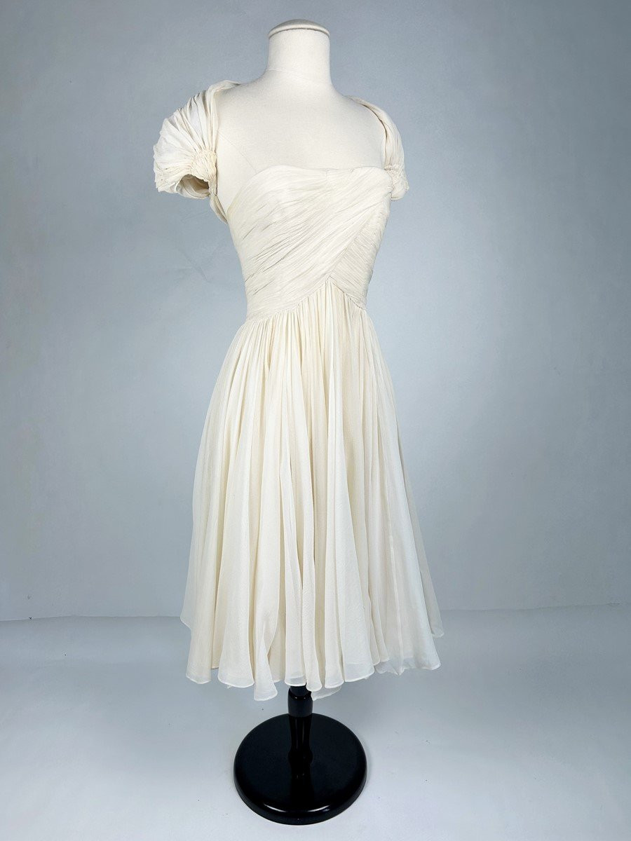 Robe de fête ou de cérémonie en crêpe de soie blanc cassé - France Circa 1970-photo-1