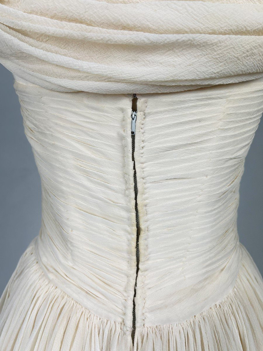 Robe de fête ou de cérémonie en crêpe de soie blanc cassé - France Circa 1970-photo-7