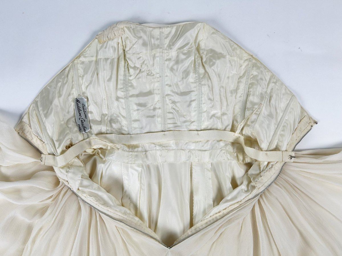 Robe de fête ou de cérémonie en crêpe de soie blanc cassé - France Circa 1970-photo-8