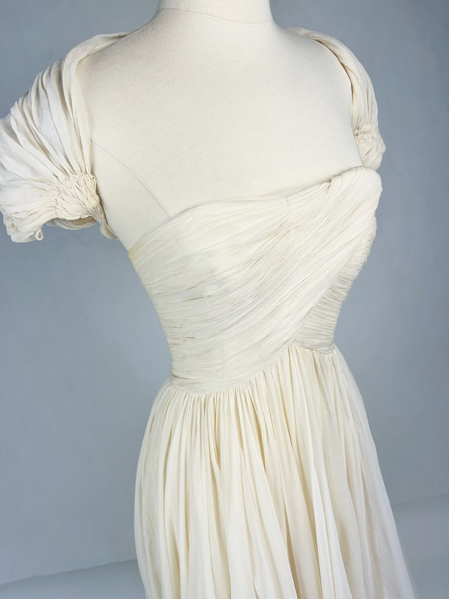 Robe de fête ou de cérémonie en crêpe de soie blanc cassé - France Circa 1970