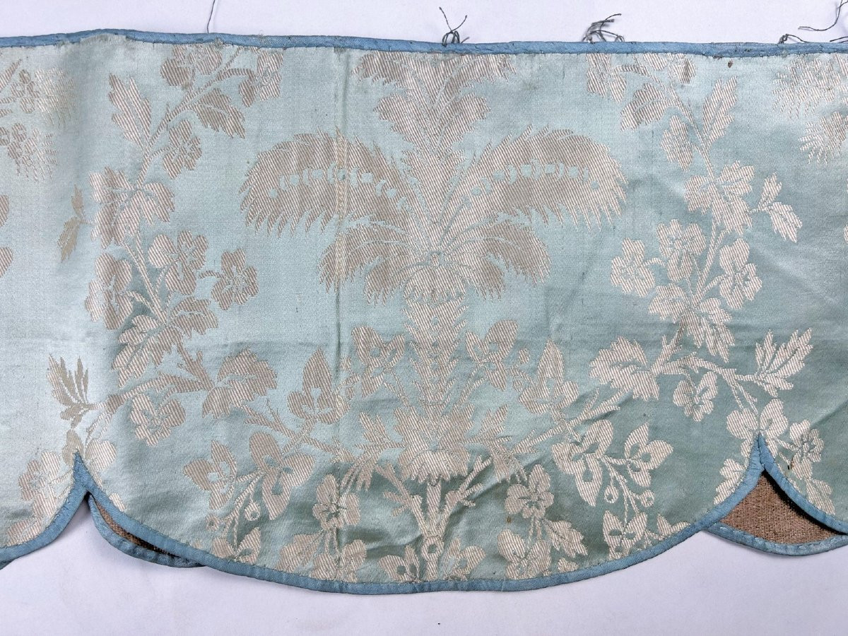 Premier lambrequin en lampas fond satin bleu glacier doublés de bougran Circa 1780-photo-3