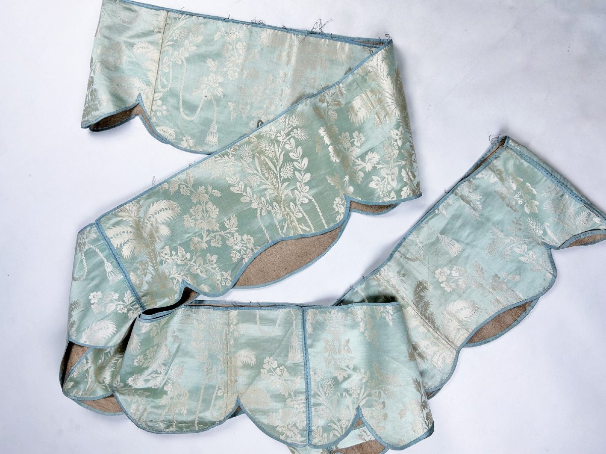 Premier lambrequin en lampas fond satin bleu glacier doublés de bougran Circa 1780-photo-4