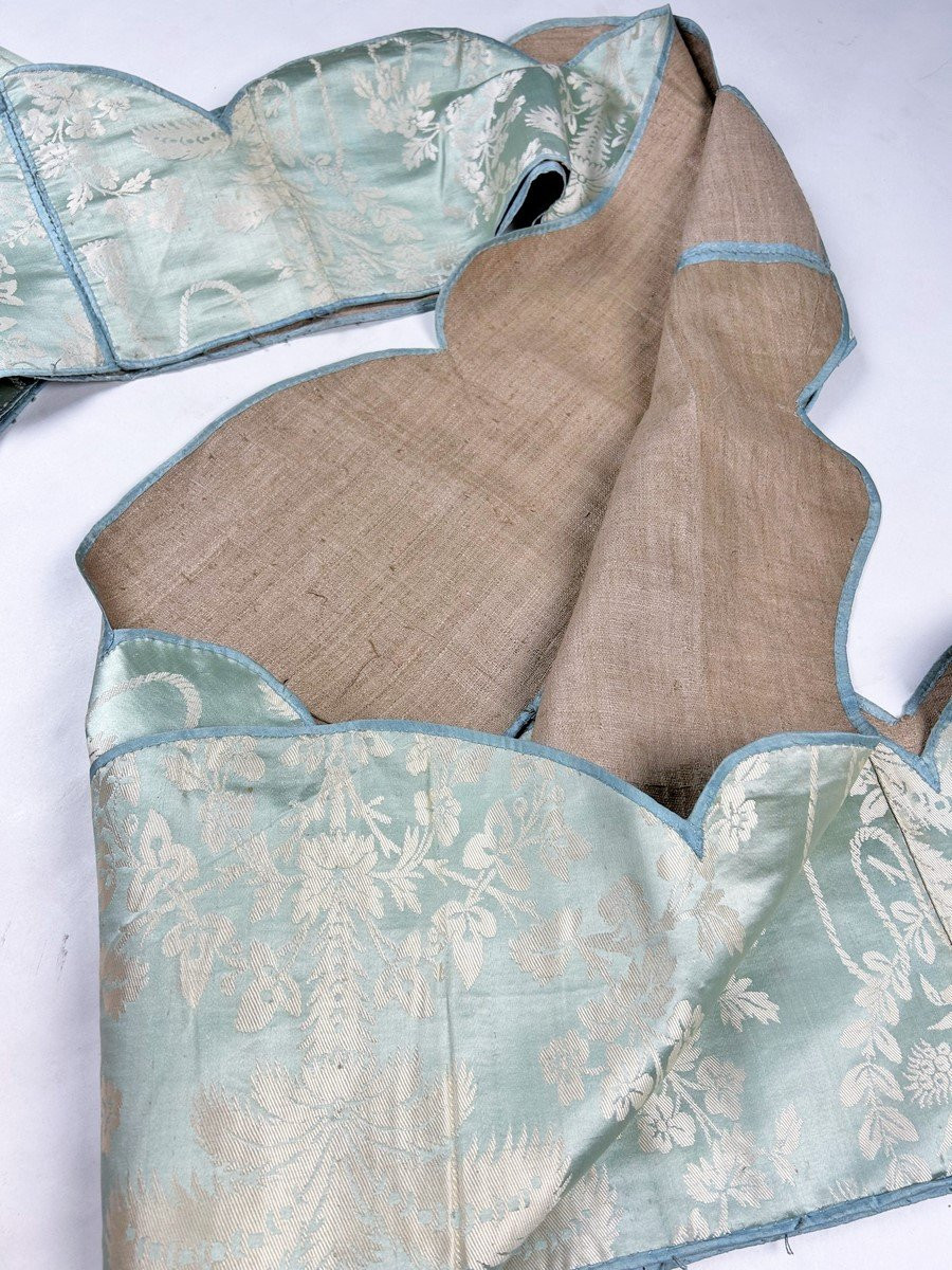 Premier lambrequin en lampas fond satin bleu glacier doublés de bougran Circa 1780-photo-1