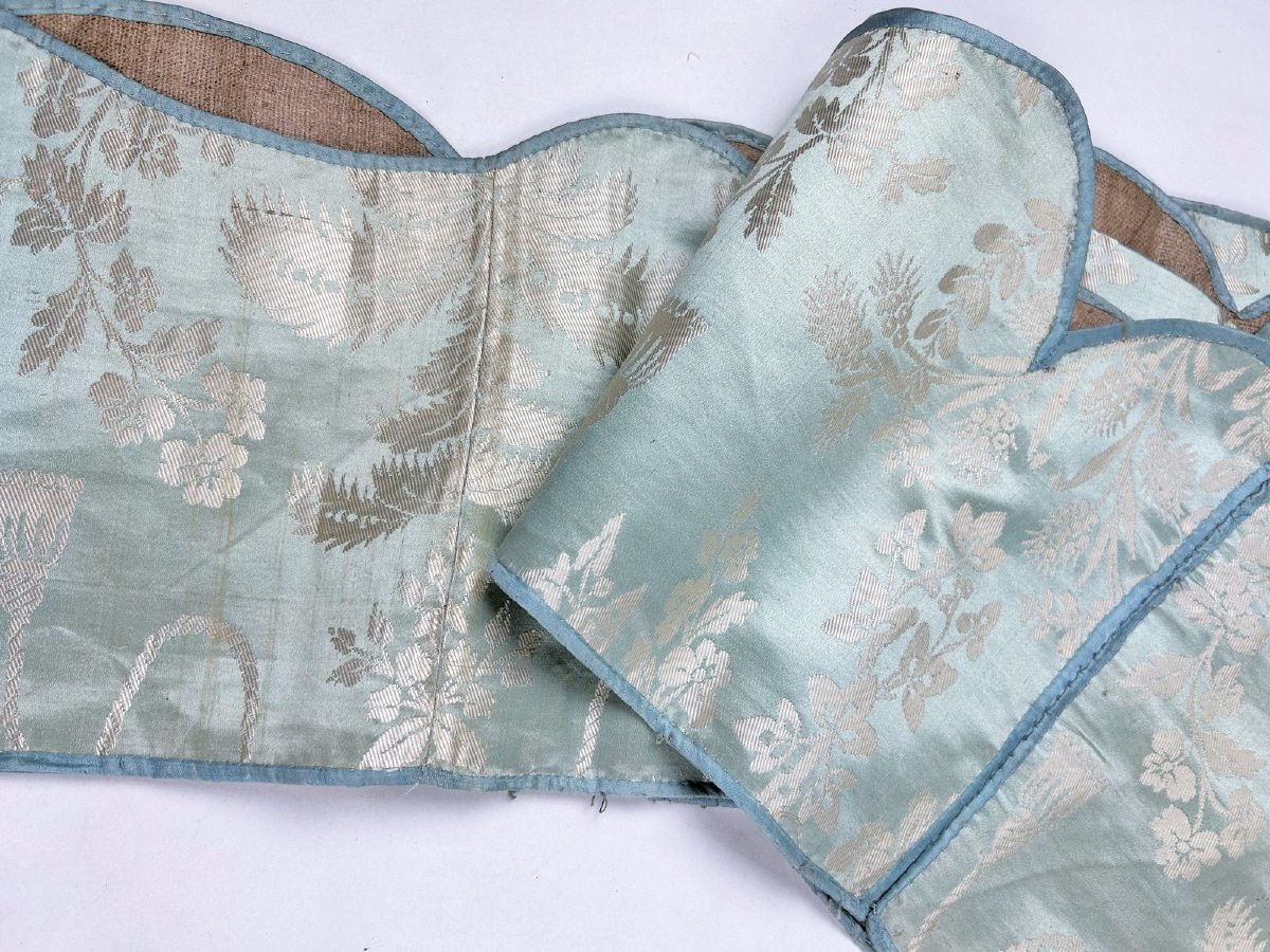 Premier lambrequin en lampas fond satin bleu glacier doublés de bougran Circa 1780-photo-2
